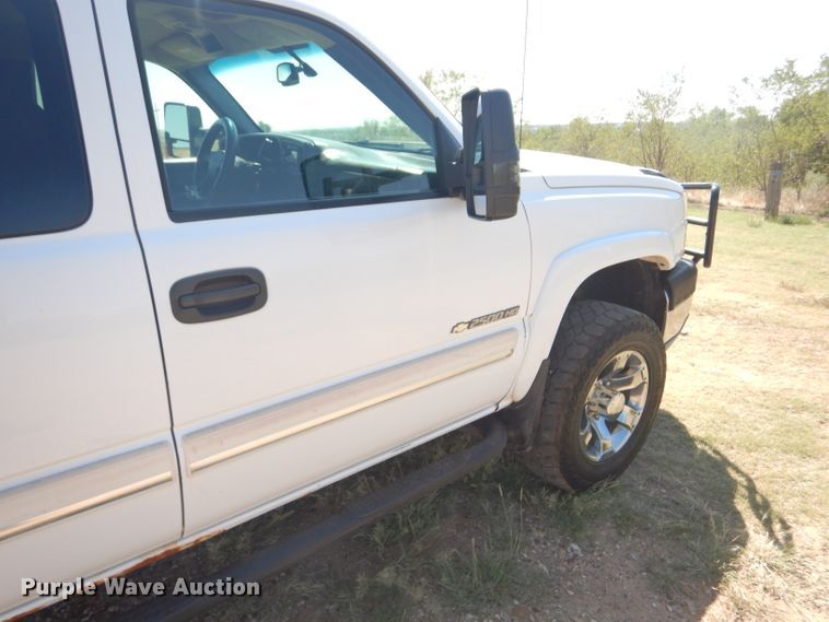 image for item DD4452 2005 Chevrolet Silverado 2500HD Ext. Cab flatbed pickup truck