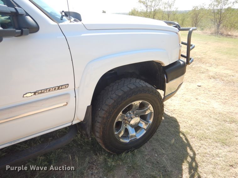 image for item DD4452 2005 Chevrolet Silverado 2500HD Ext. Cab flatbed pickup truck