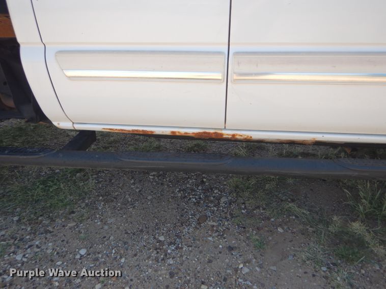 image for item DD4452 2005 Chevrolet Silverado 2500HD Ext. Cab flatbed pickup truck