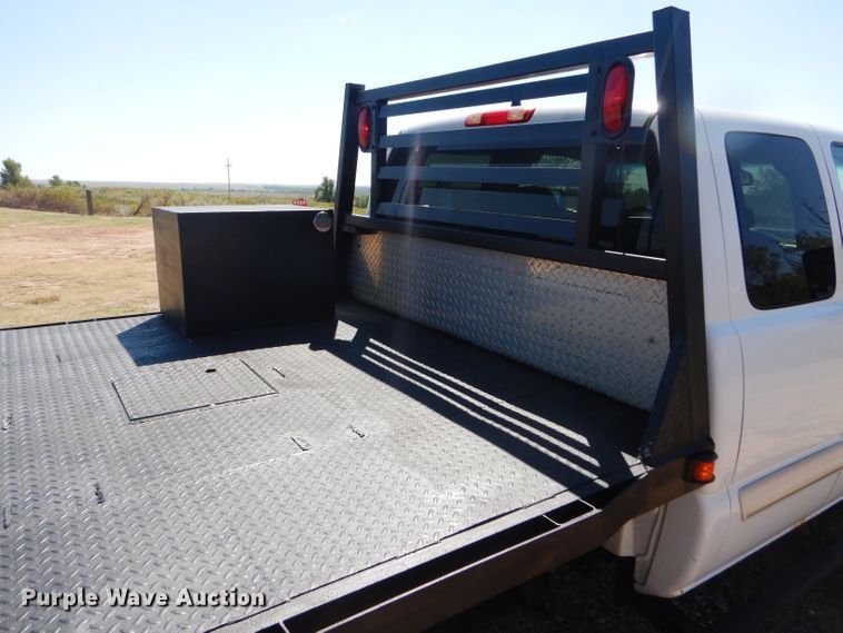 image for item DD4452 2005 Chevrolet Silverado 2500HD Ext. Cab flatbed pickup truck