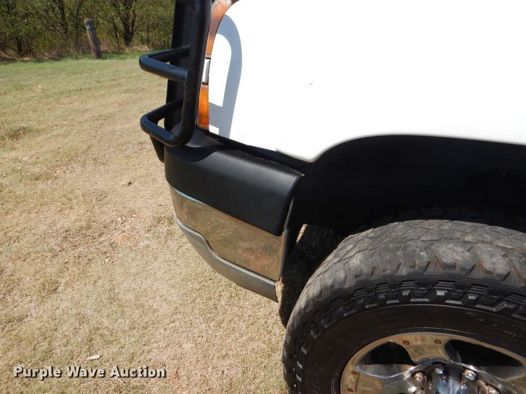 image for item DD4452 2005 Chevrolet Silverado 2500HD Ext. Cab flatbed pickup truck