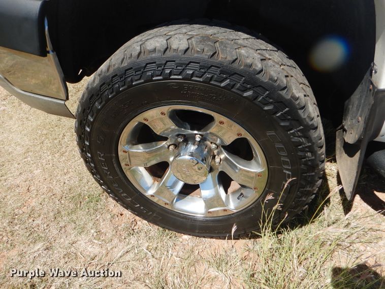 image for item DD4452 2005 Chevrolet Silverado 2500HD Ext. Cab flatbed pickup truck