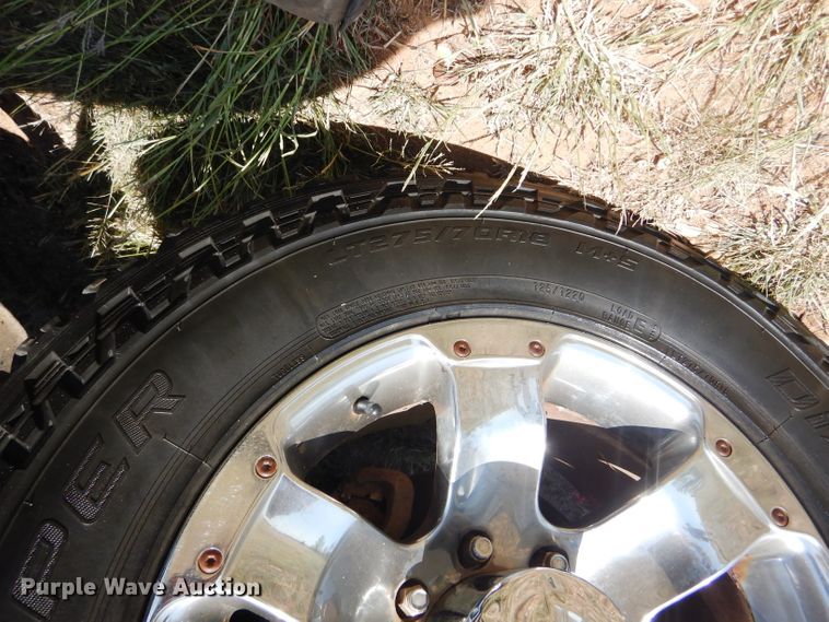 image for item DD4452 2005 Chevrolet Silverado 2500HD Ext. Cab flatbed pickup truck