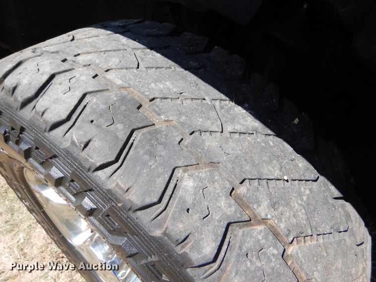 image for item DD4452 2005 Chevrolet Silverado 2500HD Ext. Cab flatbed pickup truck