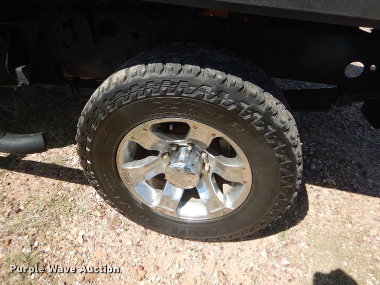 image for item DD4452 2005 Chevrolet Silverado 2500HD Ext. Cab flatbed pickup truck