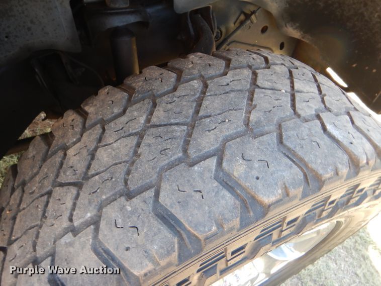 image for item DD4452 2005 Chevrolet Silverado 2500HD Ext. Cab flatbed pickup truck