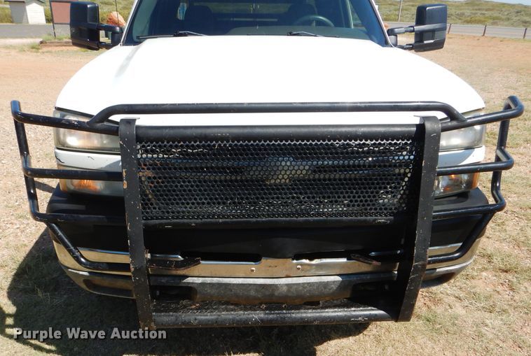image for item DD4452 2005 Chevrolet Silverado 2500HD Ext. Cab flatbed pickup truck