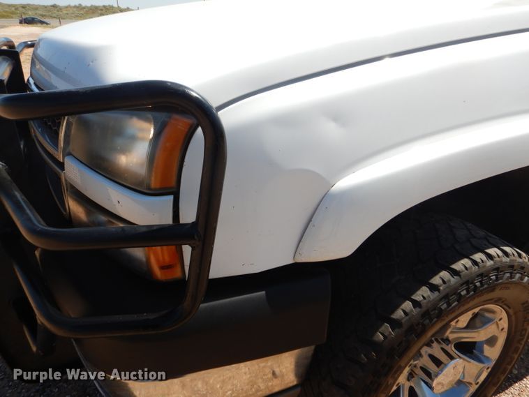image for item DD4452 2005 Chevrolet Silverado 2500HD Ext. Cab flatbed pickup truck