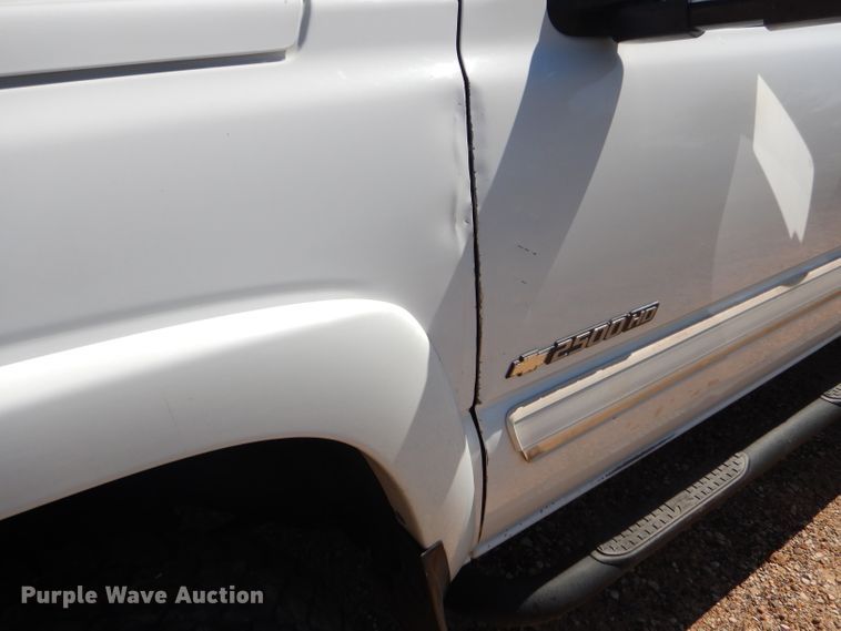 image for item DD4452 2005 Chevrolet Silverado 2500HD Ext. Cab flatbed pickup truck