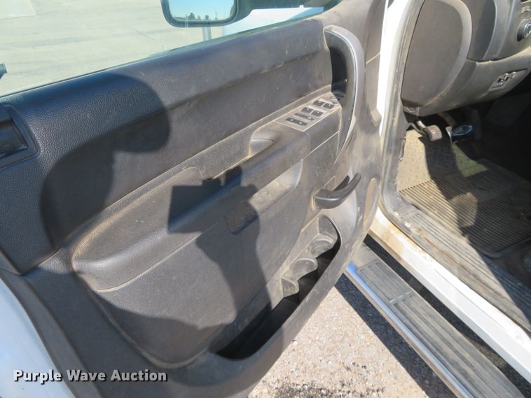 image for item DE6865 2010 Chevrolet Silverado 2500HD LT Crew Cab pickup truck