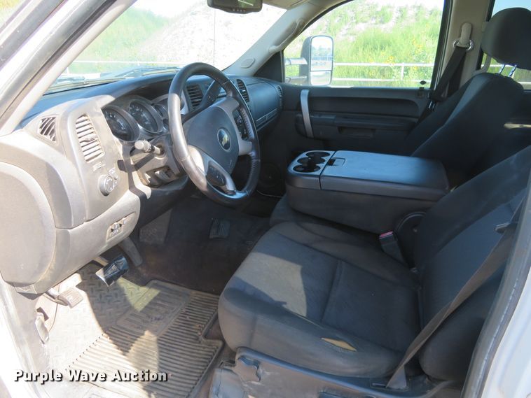 image for item DE6865 2010 Chevrolet Silverado 2500HD LT Crew Cab pickup truck