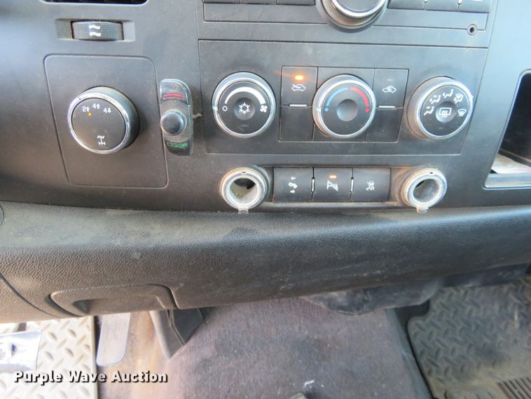 image for item DE6865 2010 Chevrolet Silverado 2500HD LT Crew Cab pickup truck