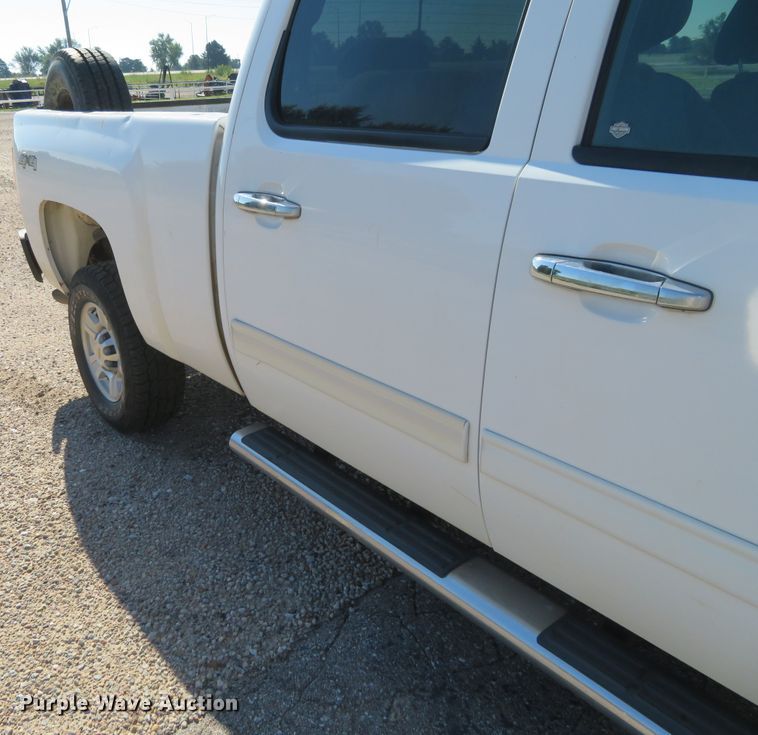image for item DE6865 2010 Chevrolet Silverado 2500HD LT Crew Cab pickup truck