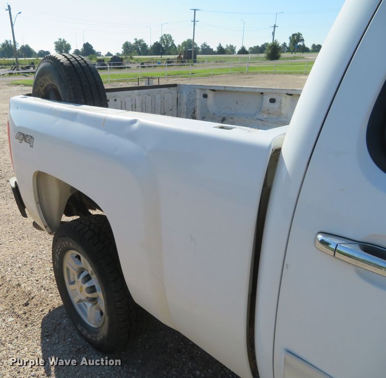 image for item DE6865 2010 Chevrolet Silverado 2500HD LT Crew Cab pickup truck