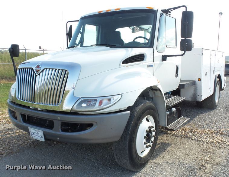 image for item DE7977 2013 International DuraStar 4300 utility truck with crane