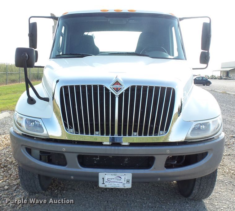 image for item DE7977 2013 International DuraStar 4300 utility truck with crane