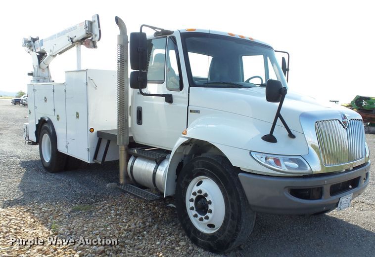 image for item DE7977 2013 International DuraStar 4300 utility truck with crane