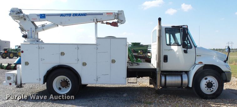 image for item DE7977 2013 International DuraStar 4300 utility truck with crane