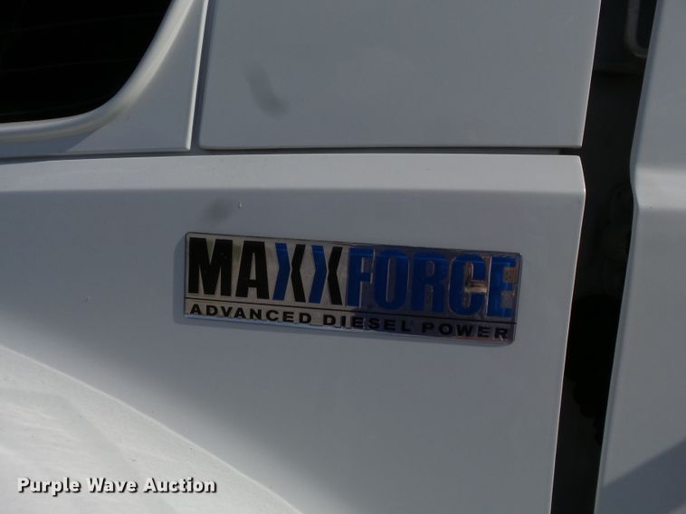 image for item DE7977 2013 International DuraStar 4300 utility truck with crane