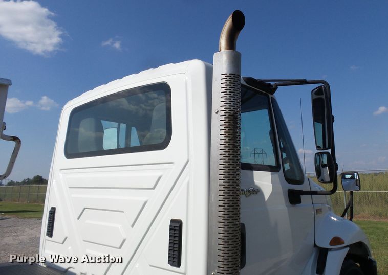 image for item DE7977 2013 International DuraStar 4300 utility truck with crane