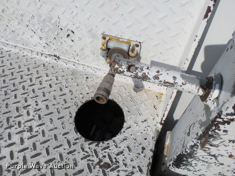 image for item DE7977 2013 International DuraStar 4300 utility truck with crane