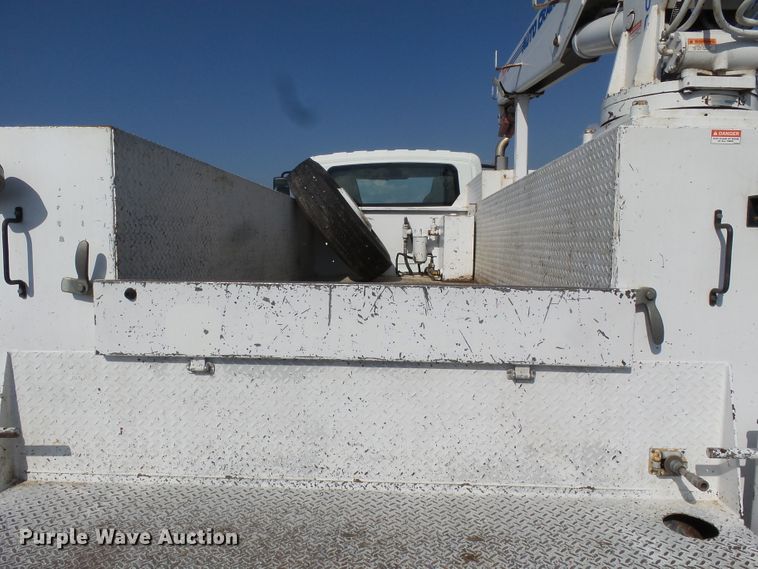 image for item DE7977 2013 International DuraStar 4300 utility truck with crane