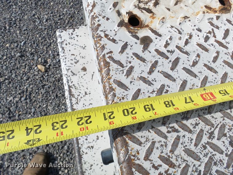 image for item DE7977 2013 International DuraStar 4300 utility truck with crane