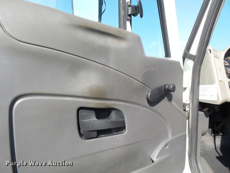 image for item DE7977 2013 International DuraStar 4300 utility truck with crane