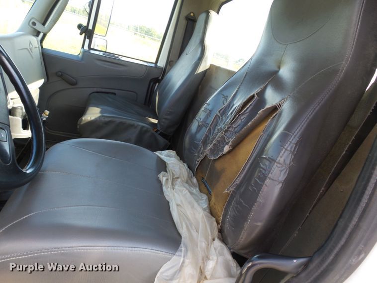 image for item DE7977 2013 International DuraStar 4300 utility truck with crane