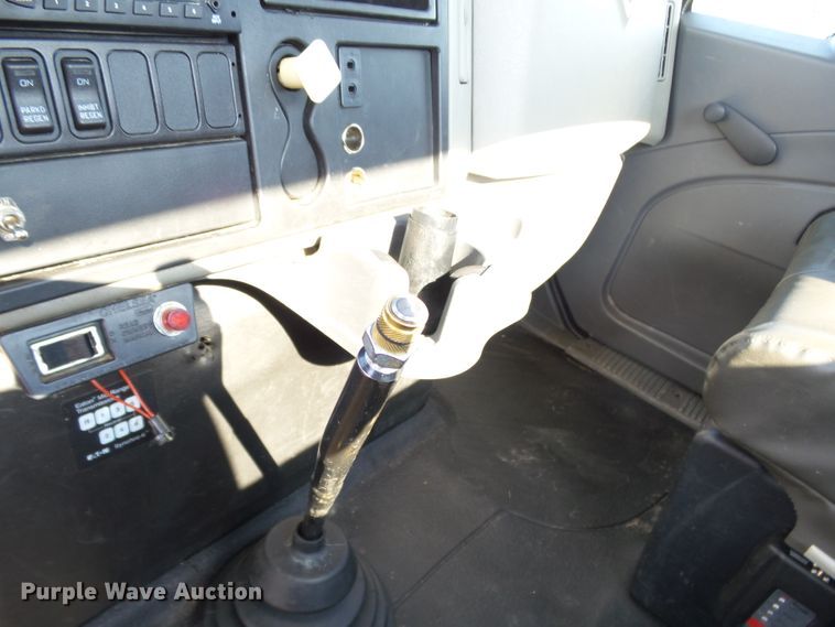 image for item DE7977 2013 International DuraStar 4300 utility truck with crane