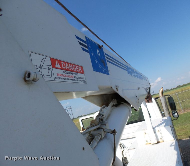 image for item DE7977 2013 International DuraStar 4300 utility truck with crane