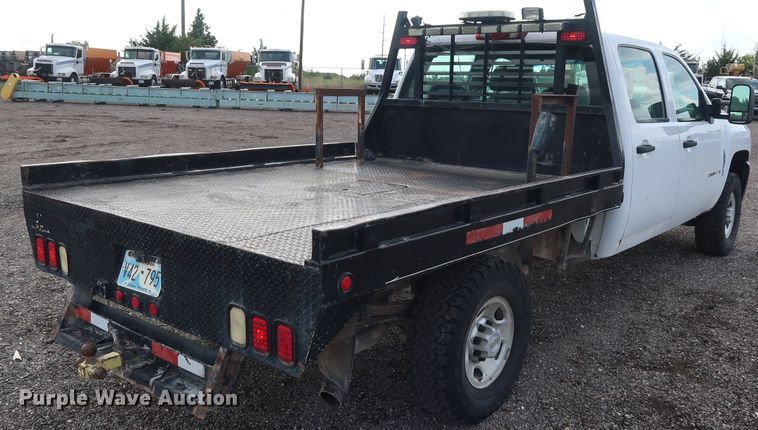 image for item DG4124 2009 Chevrolet Silverado 2500HD Crew Cab flatbed pickup truck