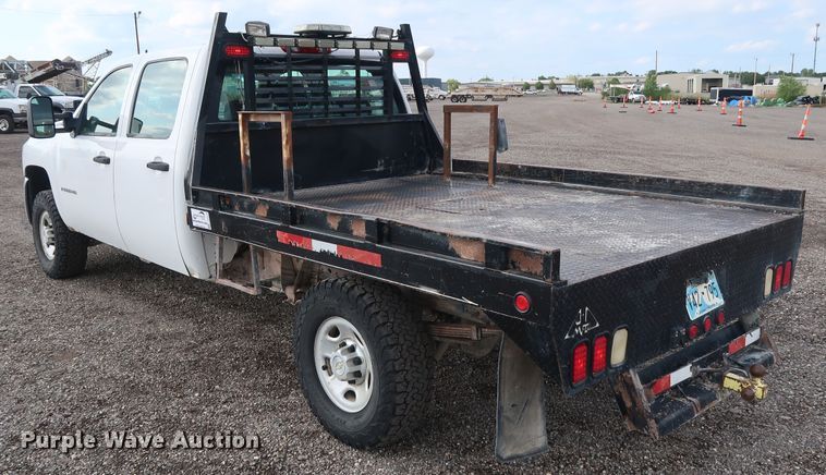 image for item DG4124 2009 Chevrolet Silverado 2500HD Crew Cab flatbed pickup truck