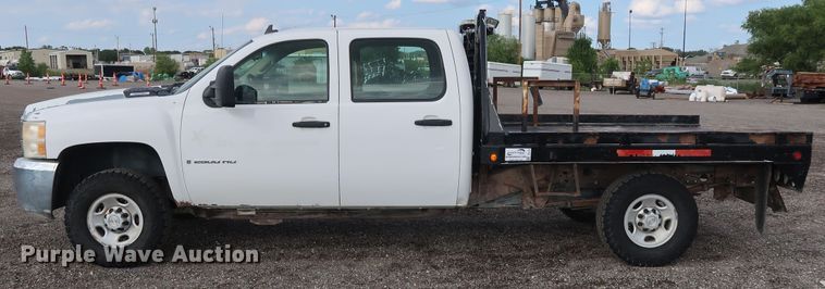 image for item DG4124 2009 Chevrolet Silverado 2500HD Crew Cab flatbed pickup truck