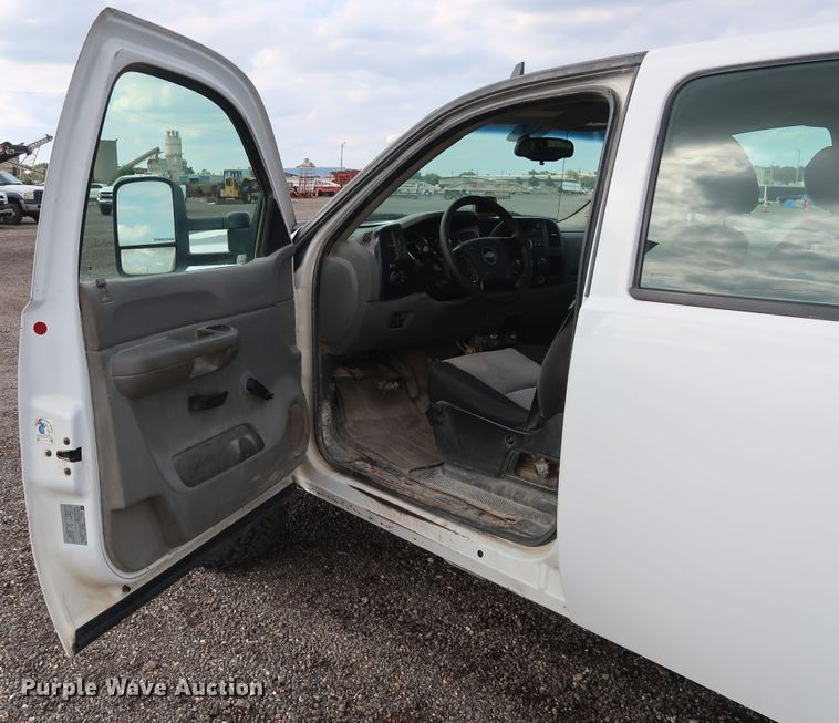 image for item DG4124 2009 Chevrolet Silverado 2500HD Crew Cab flatbed pickup truck