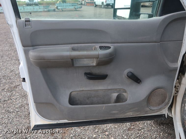 image for item DG4124 2009 Chevrolet Silverado 2500HD Crew Cab flatbed pickup truck