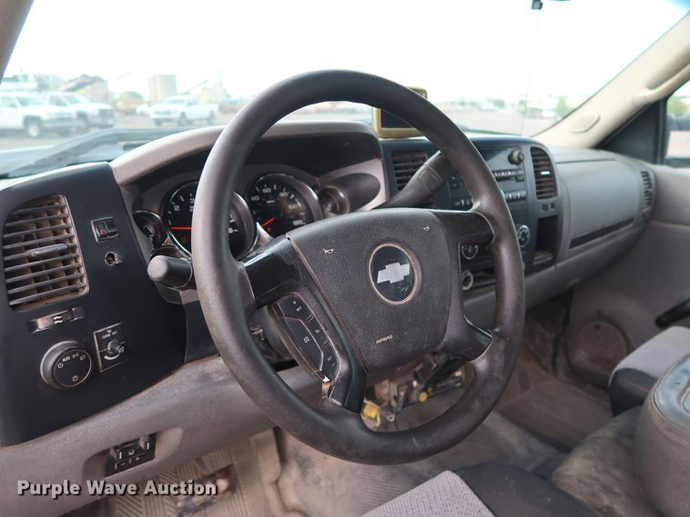 image for item DG4124 2009 Chevrolet Silverado 2500HD Crew Cab flatbed pickup truck