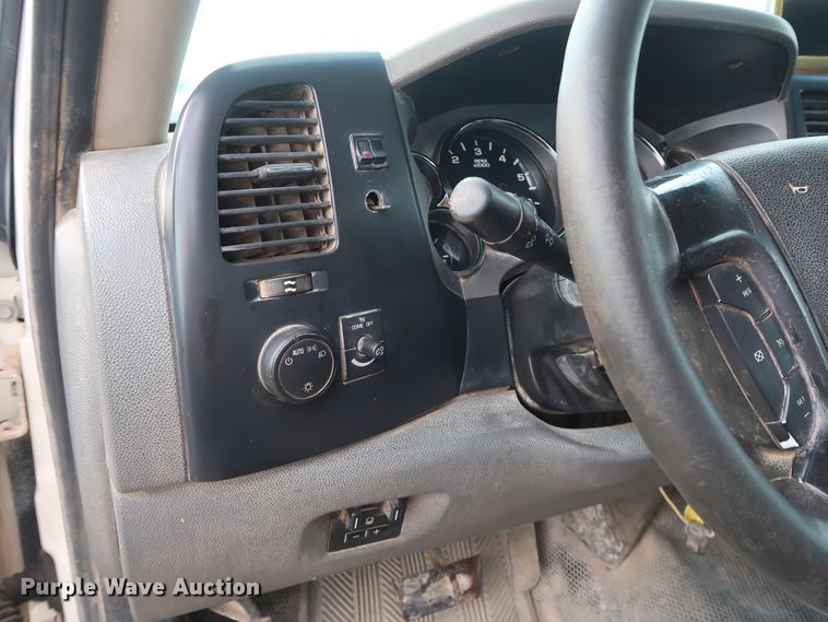 image for item DG4124 2009 Chevrolet Silverado 2500HD Crew Cab flatbed pickup truck