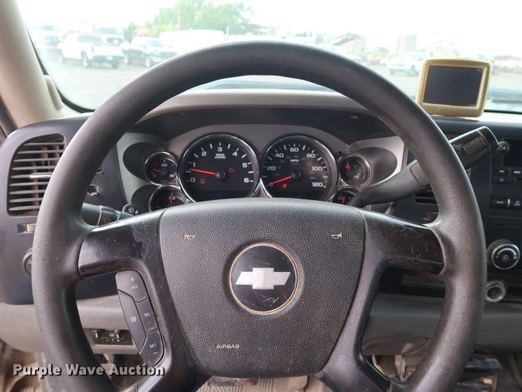 image for item DG4124 2009 Chevrolet Silverado 2500HD Crew Cab flatbed pickup truck