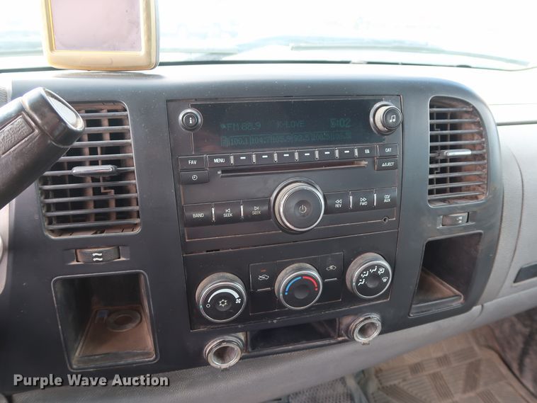 image for item DG4124 2009 Chevrolet Silverado 2500HD Crew Cab flatbed pickup truck