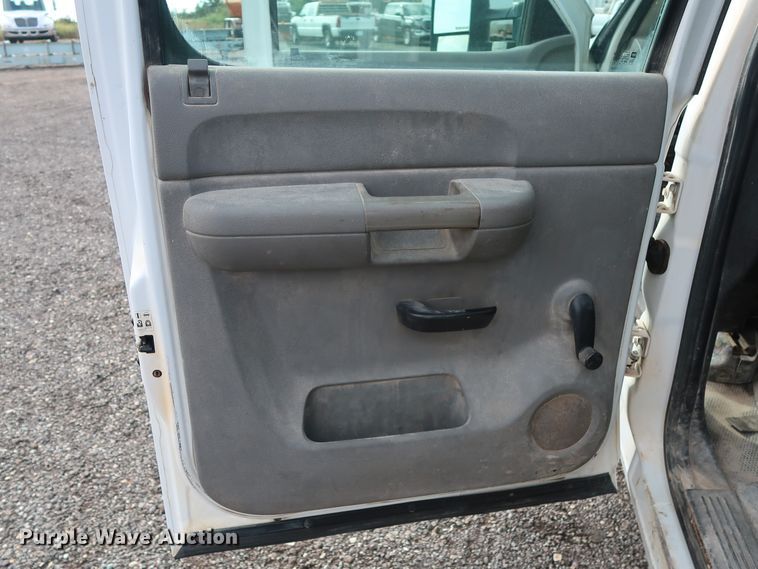 image for item DG4124 2009 Chevrolet Silverado 2500HD Crew Cab flatbed pickup truck