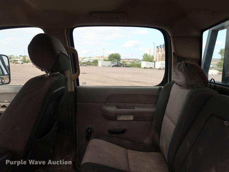 image for item DG4124 2009 Chevrolet Silverado 2500HD Crew Cab flatbed pickup truck