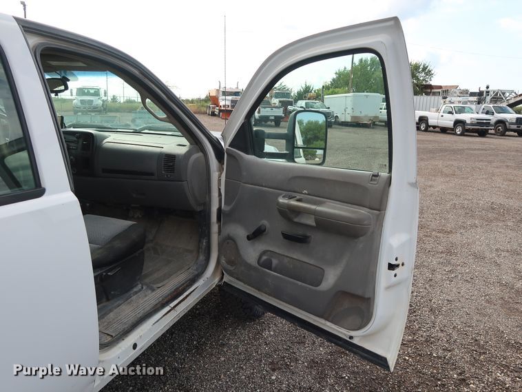 image for item DG4124 2009 Chevrolet Silverado 2500HD Crew Cab flatbed pickup truck