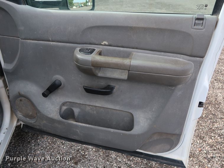 image for item DG4124 2009 Chevrolet Silverado 2500HD Crew Cab flatbed pickup truck