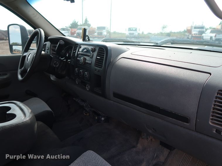 image for item DG4124 2009 Chevrolet Silverado 2500HD Crew Cab flatbed pickup truck