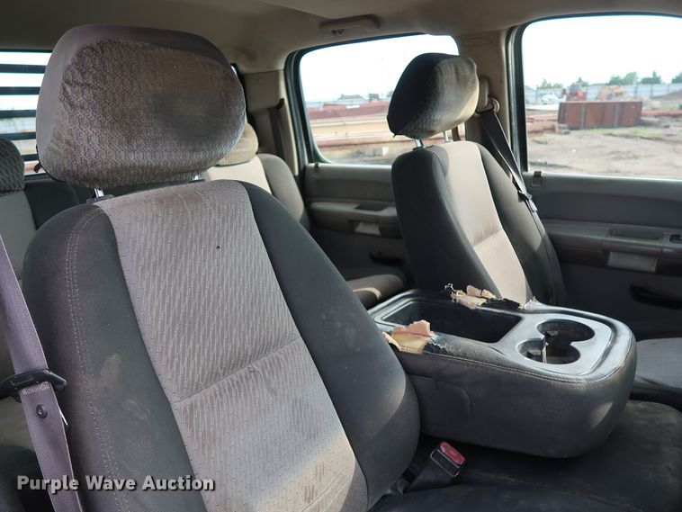 image for item DG4124 2009 Chevrolet Silverado 2500HD Crew Cab flatbed pickup truck