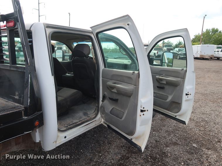 image for item DG4124 2009 Chevrolet Silverado 2500HD Crew Cab flatbed pickup truck