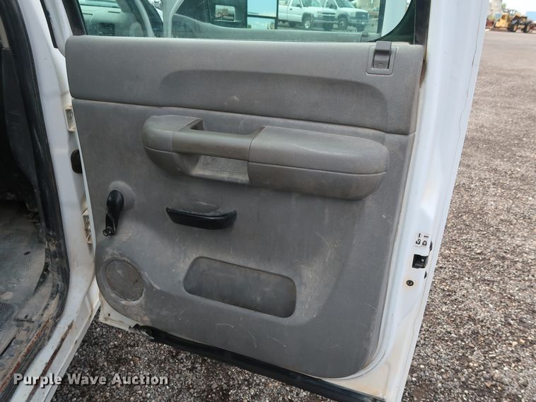 image for item DG4124 2009 Chevrolet Silverado 2500HD Crew Cab flatbed pickup truck