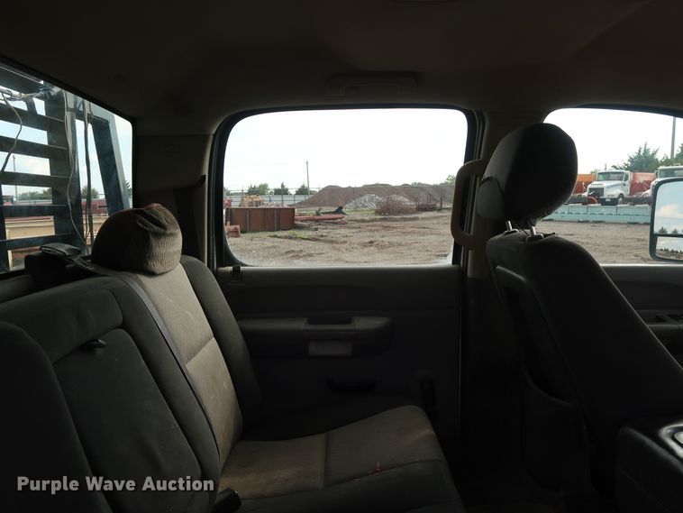 image for item DG4124 2009 Chevrolet Silverado 2500HD Crew Cab flatbed pickup truck