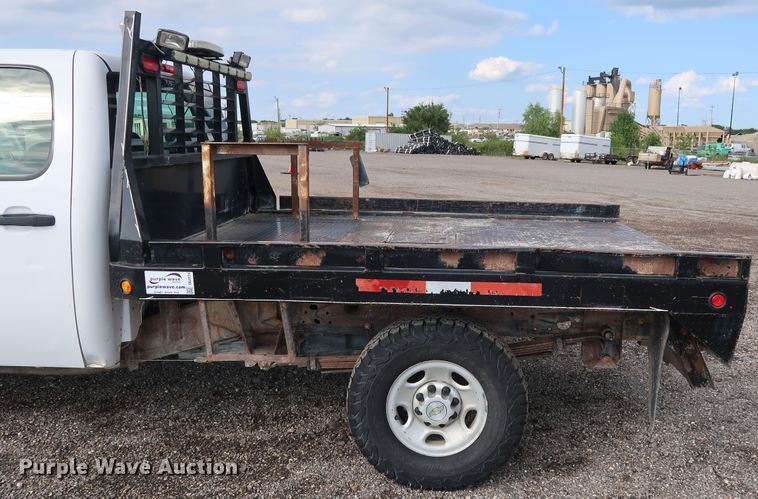 image for item DG4124 2009 Chevrolet Silverado 2500HD Crew Cab flatbed pickup truck